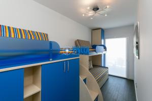 利多迪耶索罗Laguna Park的客房设有蓝色双层床和天花板。