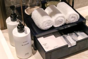 西安西安高新洲际酒店的2瓶肥皂和柜台毛巾