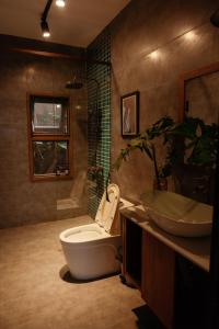 邦美蜀House Of Lens的浴室配有卫生间、盥洗盆和淋浴。