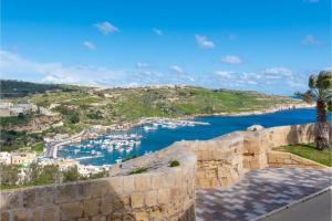 MġarrHarbour Views Gozitan Villa Shared Pool - Happy Rentals的从堡垒的墙上看到海港
