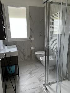 拉齐塞Residence La Magnolia - Aparments的带淋浴、卫生间和盥洗盆的浴室