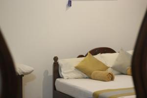库鲁内格勒Xotic Resort Upper Floor的一间卧室配有带白色枕头的床