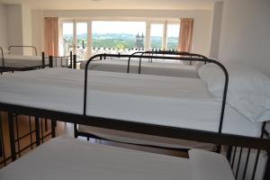 萨里亚Albergue Internacional的带窗户的客房内的两张双层床