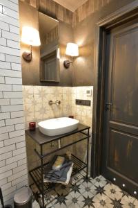 尼彻兹Apartament Mazowiecka 3的一间带水槽和镜子的浴室