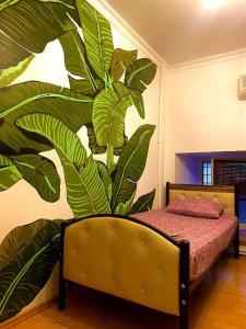 巴库S. T. Hostel的卧室配有一张壁挂着大植物的床