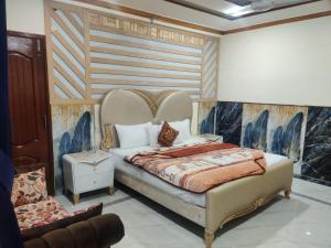 拉瓦尔品第Al Wasay Hotel的一间卧室配有一张特大号床。