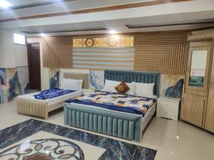 拉瓦尔品第Al Wasay Hotel的一间卧室,配有两张床