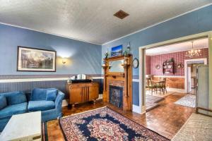 莱德维尔The Victorian Aspen Grove- 2bd w Sauna & Gym的客厅设有蓝色的沙发和壁炉