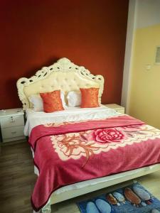 阿克拉hongyuanprimierhotel的一间卧室设有一张红色墙壁的大床
