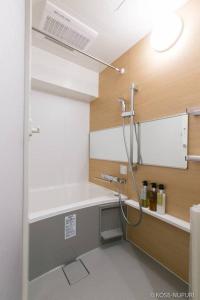 广岛bHOTEL Origaminn 402 - 5 mins PeacePark的浴室配有水槽和淋浴。