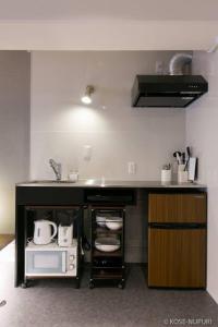广岛bHOTEL Origaminn 403 - 5 mins PeacePark的厨房配有台面和水槽