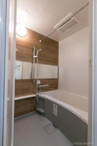 广岛bHOTEL Origaminn 403 - 5 mins PeacePark的带淋浴和盥洗盆的浴室