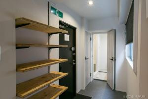 广岛bHOTEL Origaminn 503 - 5 mins PeacePark的走廊上设有木架和门