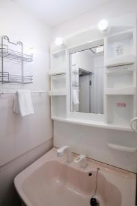 广岛bHOTEL La-Shante - 5 mins walk to the PeacePark & 2BR 10 ppl #101的白色的浴室设有水槽和镜子