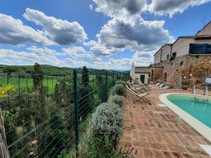 圣焦万尼达索La Capanna,piscina,vista,WiFi,in paese的一座带围栏和游泳池的房子