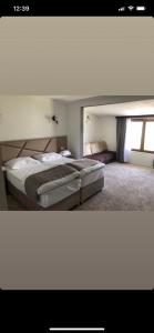 普拉夫AQUA RESORT的一间卧室设有两张床和窗户。