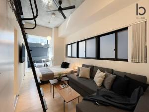 广岛bHOTEL Nekoyard - Modern new 1BR apt very close to peace park room wifi 7ppl的客厅配有沙发和1张床