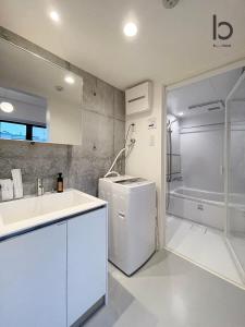 广岛bHOTEL Nekoyard - Modern new 1BR apt very close to peace park room wifi 7ppl的白色的厨房配有水槽和冰箱