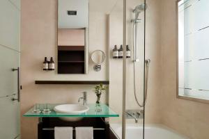 圣克鲁斯-德特内里费NH特内里费酒店的一间带水槽和淋浴的浴室