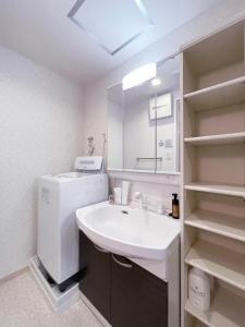 广岛bHOTEL Casaen - Brand New 1BR Apt Near Hondori Shopping District For 6 Ppl的一间带水槽、洗衣机和烘干机的浴室