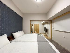 广岛bHOTEL Casaen - 1BR Apartment with beautiful City View Near Shopping District For 6Ppl的卧室配有一张白色大床