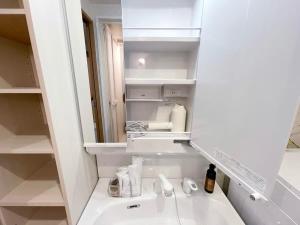 广岛bHOTEL Casaen - 1BR Apartment with beautiful City View Near Shopping District For 6Ppl的一间带水槽和镜子的浴室