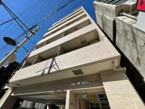 广岛bHOTEL Casaen - Cozy 1BR Apt near Hondori District for 6 Ppl的前面有标志的高楼