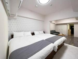 广岛bHOTEL Casaen - Cozy 1BR Apt near Hondori District for 6 Ppl的一间卧室,卧室内配有一张大床