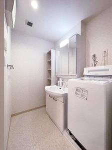 广岛bHOTEL Casaen - Cozy 1BR Apt near Hondori District for 6 Ppl的白色小厨房配有水槽和冰箱