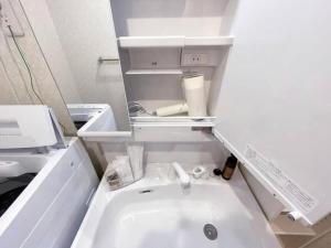 广岛bHOTEL Casaen - Cozy 1BR Apt near Hondori District for 6 Ppl的客房内的白色盥洗盆浴室