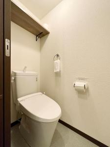 广岛bHOTEL Nagomi - Comfy 1 Bedroom in City Center for 3ppl的浴室设有卫生间和一卷卫生纸