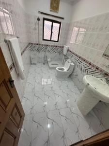 伊斯兰堡Royal Executive Inn Guest House的一间带卫生间和水槽的浴室