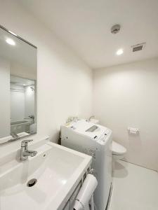 广岛bHOTEL Arts Dobashi - Studio Apt for 6 Ppl Near Peace Park的白色的浴室设有水槽和卫生间。