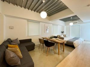广岛bHOTEL Arts Dobashi - Studio Apt for 6 Ppl Near Peace Park的客厅配有沙发和桌子