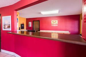 杜马Econo Lodge Dumas的一间酒吧,位于一间拥有红色墙壁的快餐店