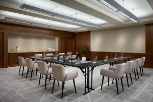 阿德耶Tivoli La Caleta Resort的一间会议室,配有大桌子和椅子