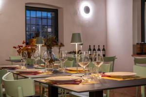 基安蒂格雷夫Savignola Paolina的桌子,带玻璃杯和盘子及葡萄酒