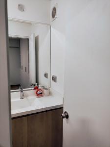 利马Apartamento en Miraflores con AC的一间带水槽和镜子的浴室