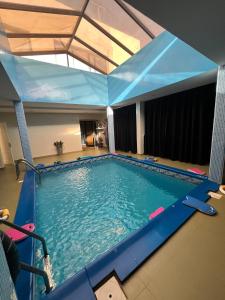 达喀尔COMPLEXE BLUE PHOENIX的一座拥有蓝色天花板的大型游泳池