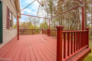 大巴灵顿Berkshire Vacation Rentals: Great Barrington Walkable To Lake And Town的房屋一侧的木甲板