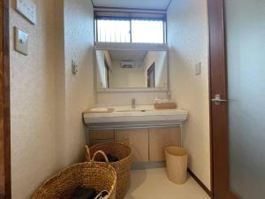 逗子市【 円 madoka 】逗子鎌倉で暮らすように過ごす一棟貸し宿泊施設​的一间带水槽和镜子的浴室
