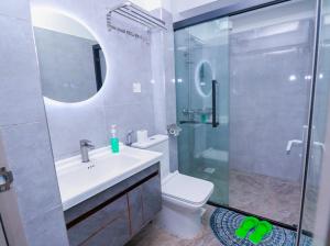 内罗毕Fabby homes的带淋浴、卫生间和盥洗盆的浴室