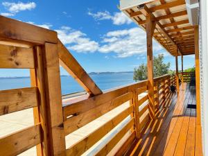 德拉格d-view Premium Mobile Home - panoramic seaview - 150 m from beach, free parking的海景木制甲板
