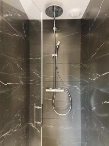 坎佩尔KERLAGATU的带淋浴和黑色大理石墙壁的浴室