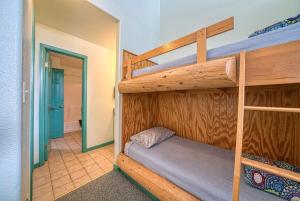 莱德维尔Giddy Betsy 3B的双层床间 - 带两张双层床和走廊