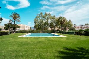 马拉加Sunstay - Seaview Guadalmar的草地中央的游泳池