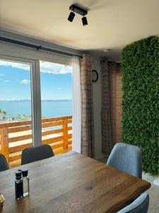 德拉格d-view Premium Mobile Home - panoramic seaview - 150 m from beach, free parking的一间设有桌子的海景用餐室
