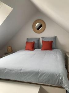 雷恩Chez David et Bene的一间卧室配有一张带两个枕头的床