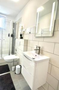 汉诺威Apartment Alana的白色的浴室设有水槽和卫生间。