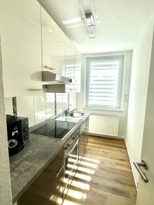 汉诺威Apartment Alana的厨房配有柜台、水槽和窗户